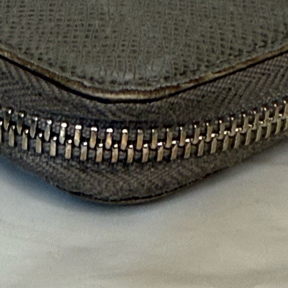 Authentic LOUIS VUITTON Taiga Zippy Long Wallet - Picture 6 of 12